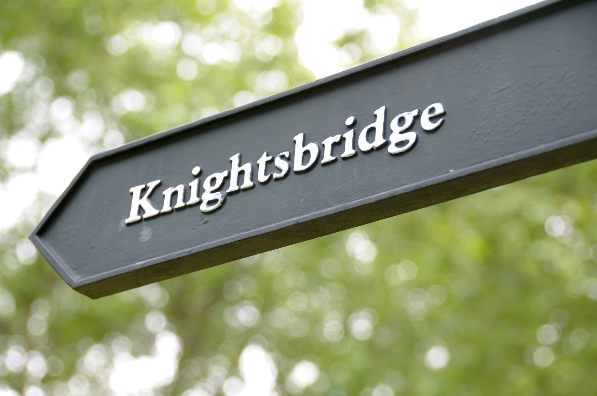 Close-up of the Knightsbridge street sign